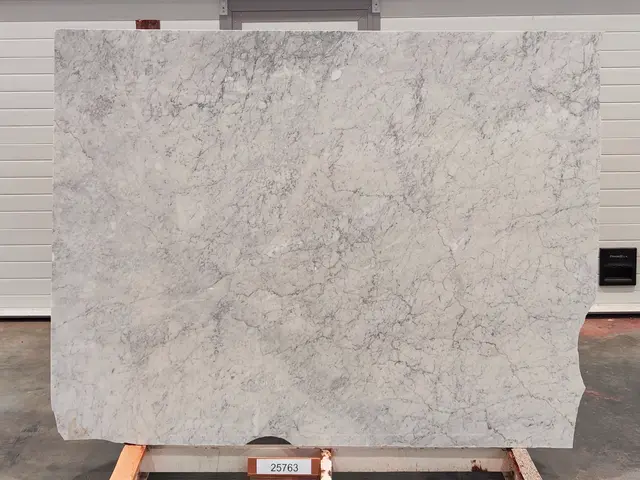 Слэб из мрамора BIANCO CARRARA полированный 2100x1600x20 мм, код 25763