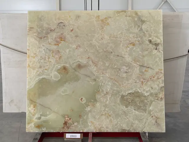 Слэб из оникса VERDE полированный 2040x1800x20 мм, код 19933