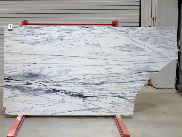 Слэб из мрамора CALACATTA OPTIMA полированный 2650x1300x20 мм, код 28121