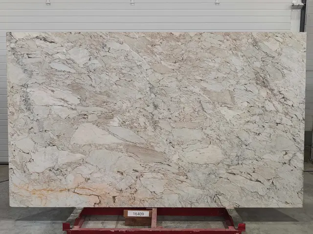 Слэб из мрамора CALACATTA CREMO полированный 2950x1750x20 мм, код 16409