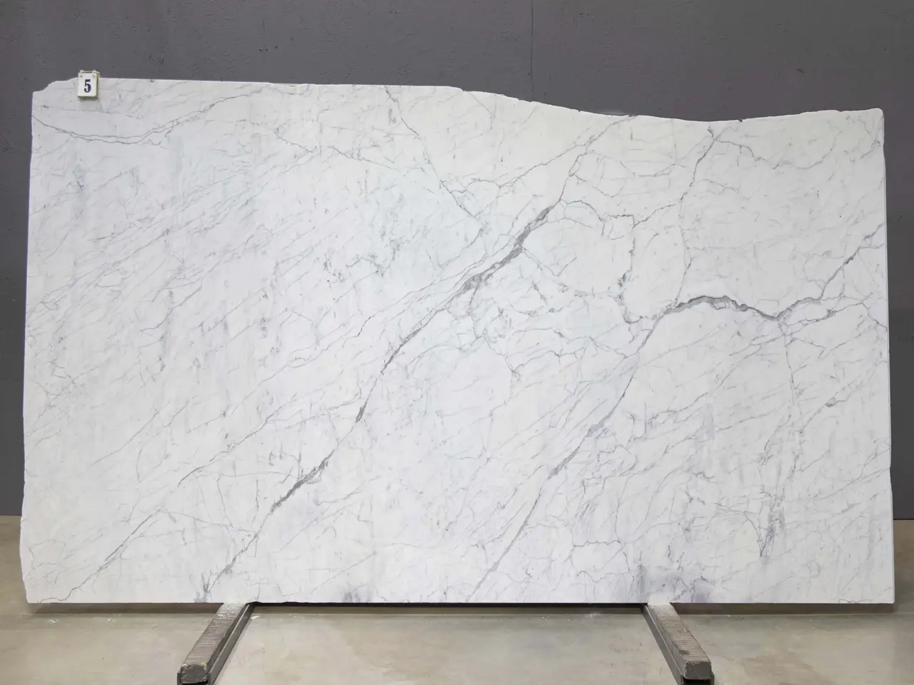 Слэб из мрамора STATUARIETTO PREMIUM полированный 3050x1700x20 мм, код 26217