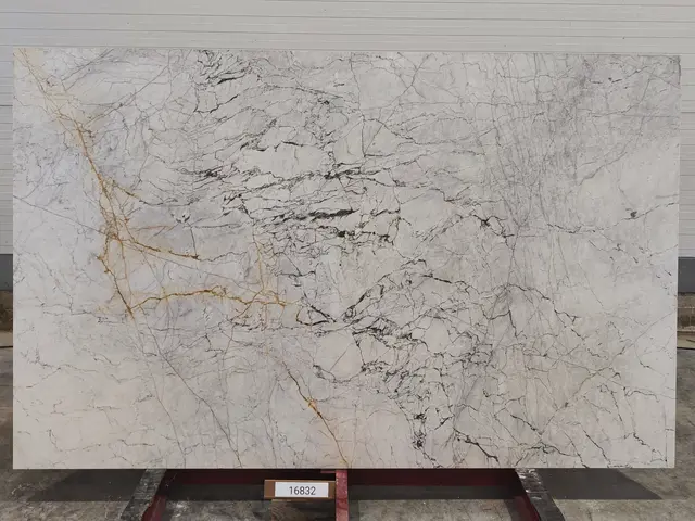 Слэб из мрамора STATUARIO полированный 2700x1700x20 мм, код 16832