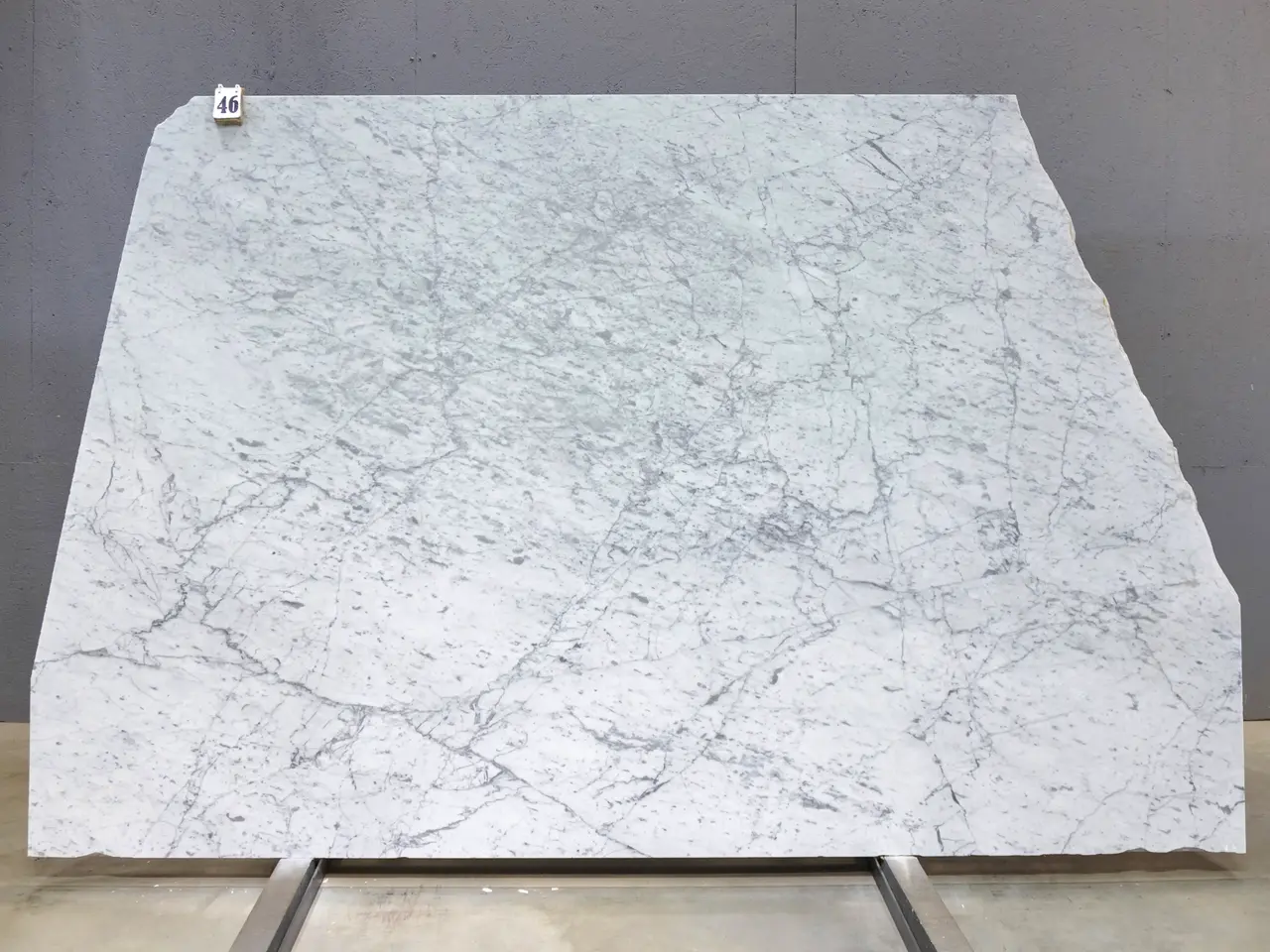 Слэб из мрамора BIANCO CARRARA С полированный 2450x1850x20 мм, код 28691