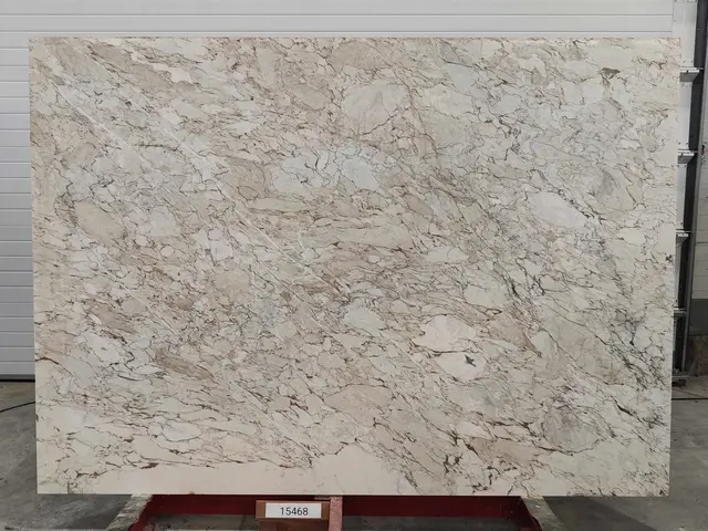 Слэб из мрамора CALACATTA CREMO полированный 2450x1750x20 мм, код 15468