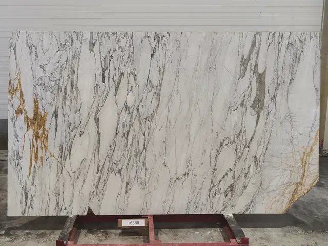 Слэб из мрамора STATUARIO полированный 2780x1760x20 мм, код 16388