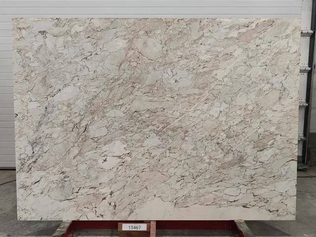 Слэб из мрамора CALACATTA CREMO полированный 2450x1750x20 мм, код 15467
