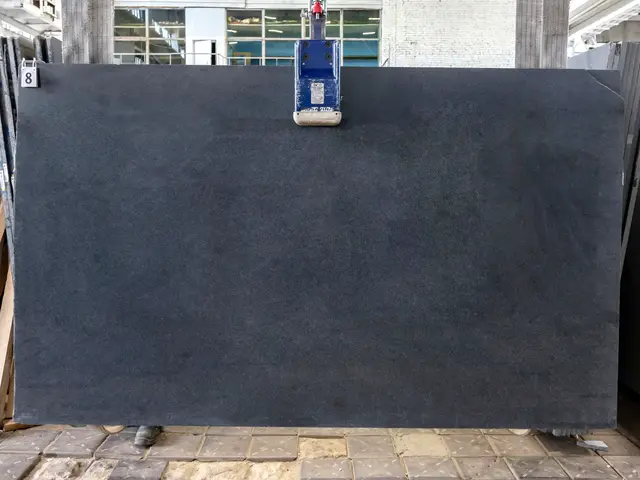 Слэб из гранита SESAM BLACK полированный 3150x1850x20 мм, код 28916