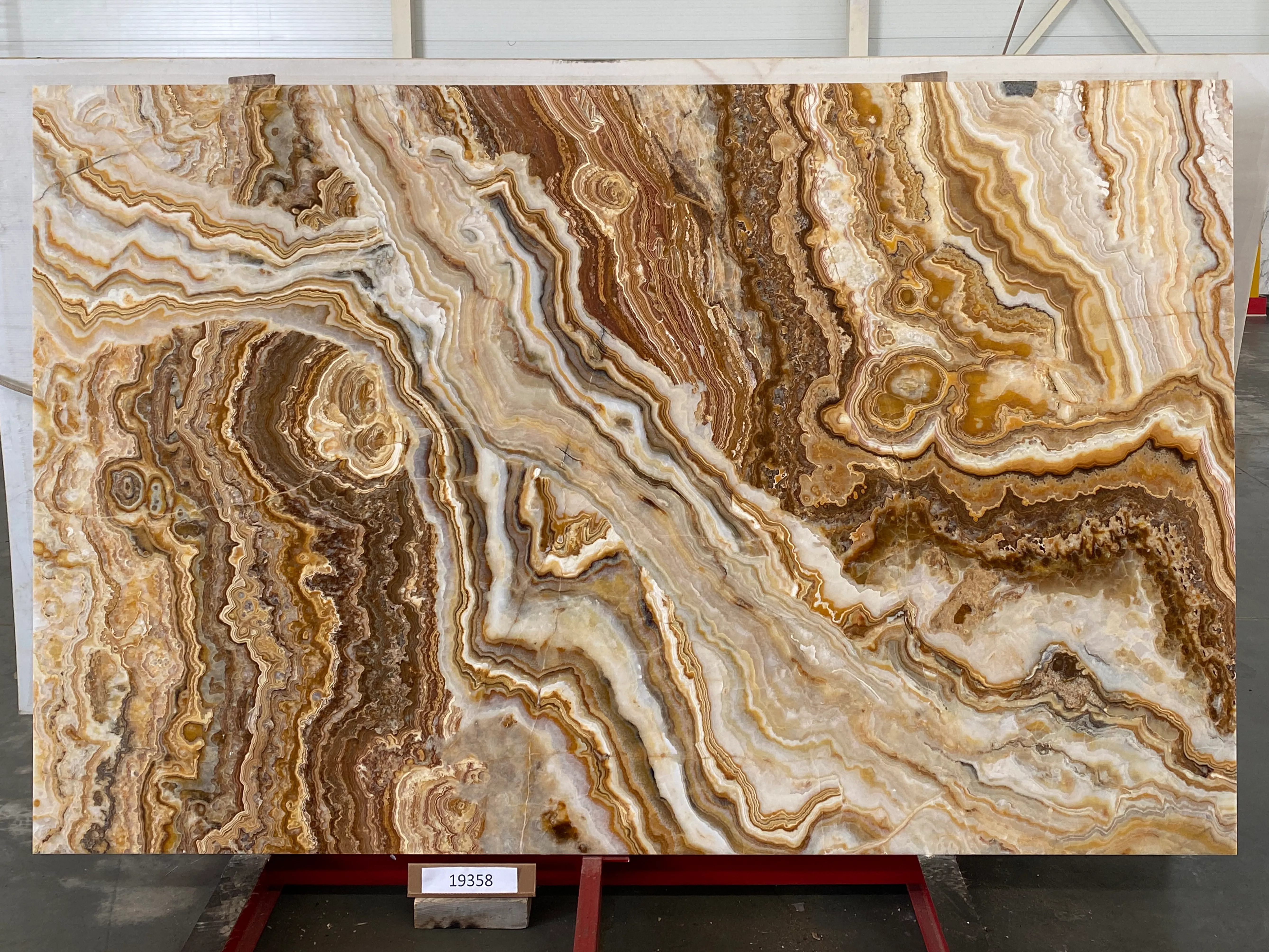 Слэб из оникса ONICE ROMANTIC BROWN полированный 2630x1680x20 мм, код 19358