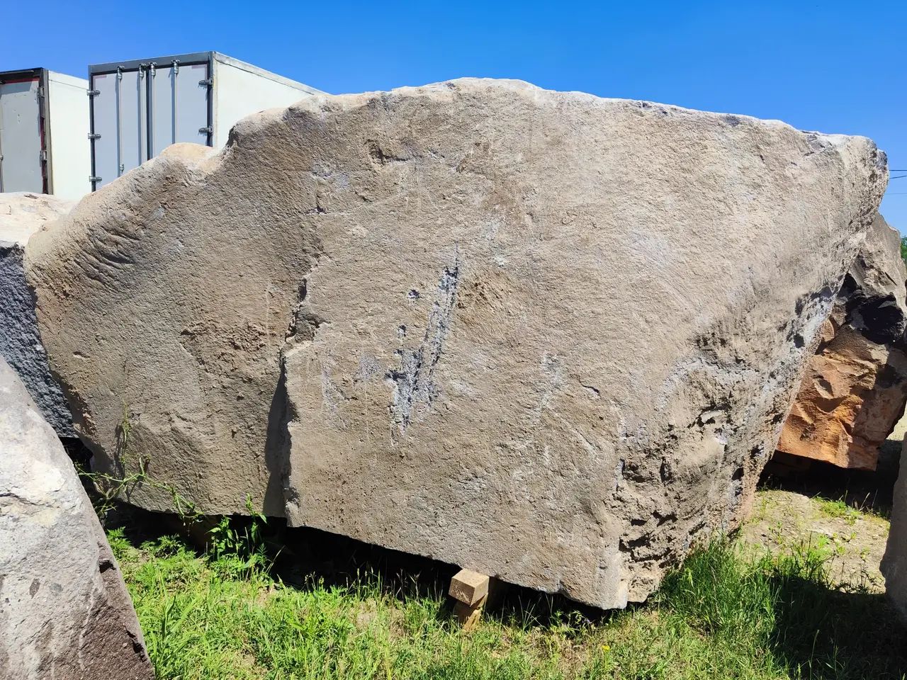 Базальт Блок из базальта ABOVYAN 2000x900x1200 мм, код 24536