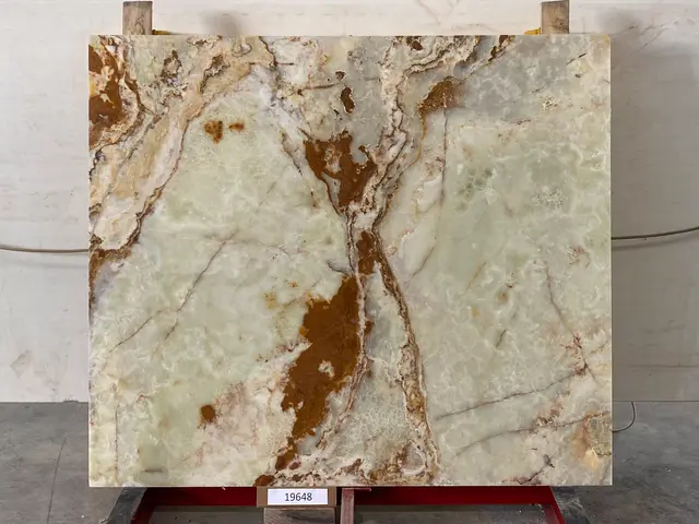 Слэб из оникса VERDE полированный 1850x1600x20 мм, код 19648