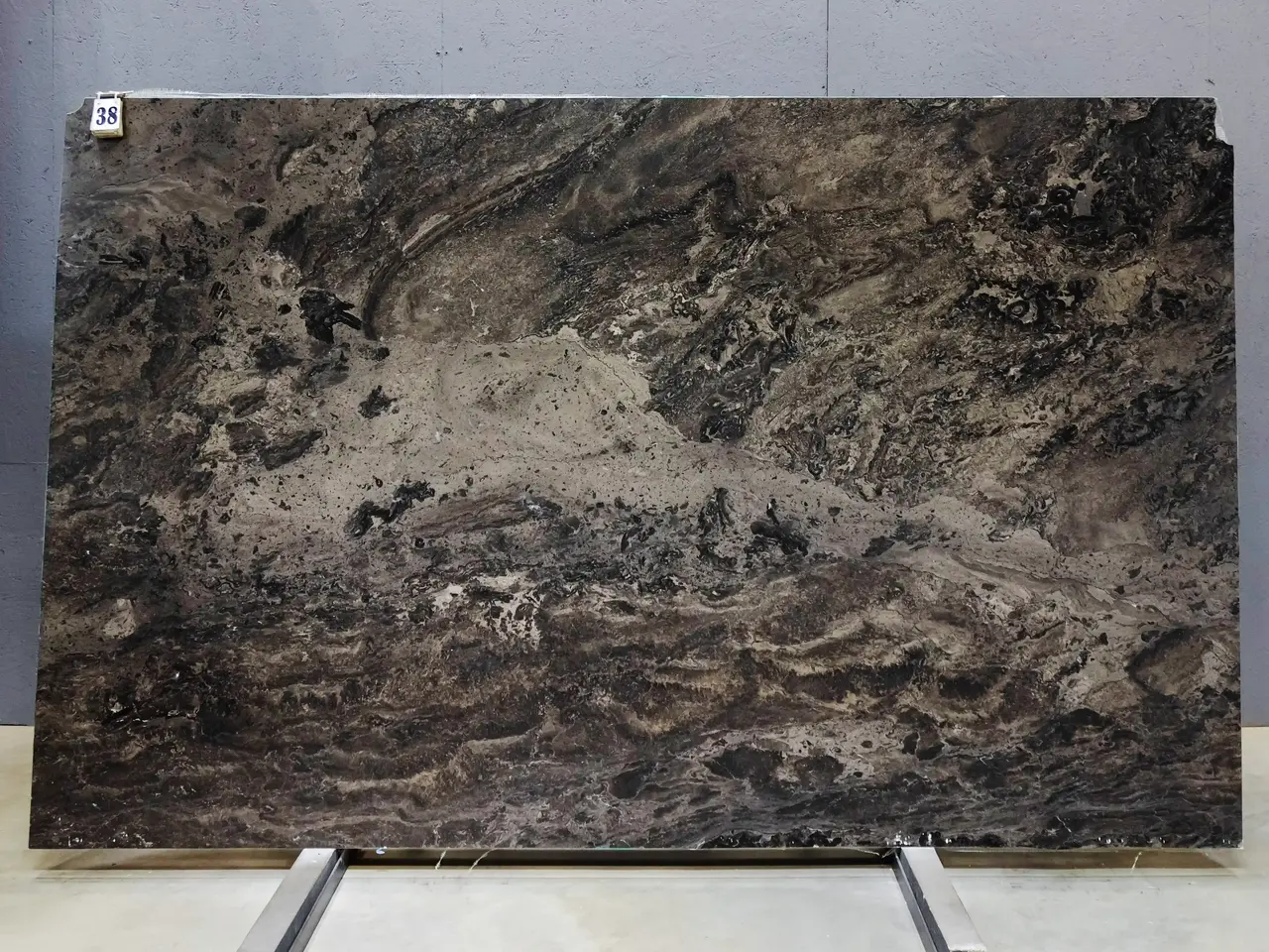 Слэб из мрамора MYSTIC BROWN FIERA LEATHER 2950x1830x20 мм, код 28263