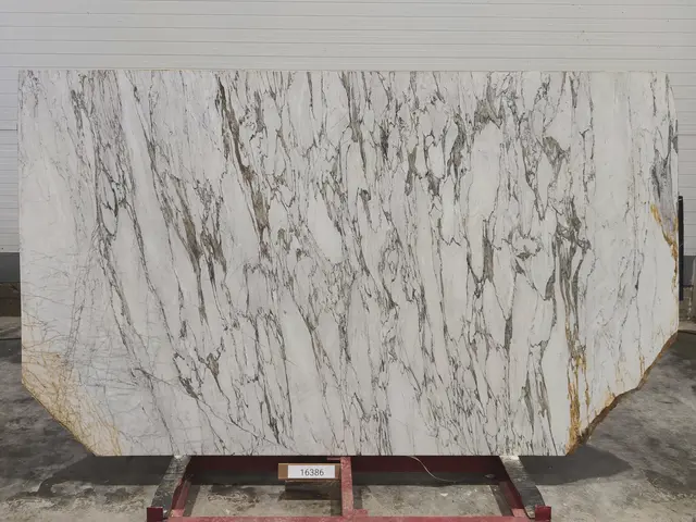 Слэб из мрамора STATUARIO полированный 2300x1760x20 мм, код 16386