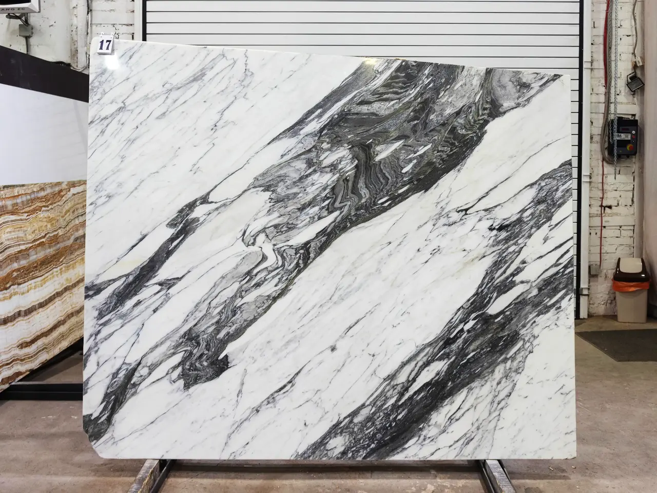 Слэб из мрамора CALACATTA CORCHIA полированный 2150x1760x20 мм, код 29355