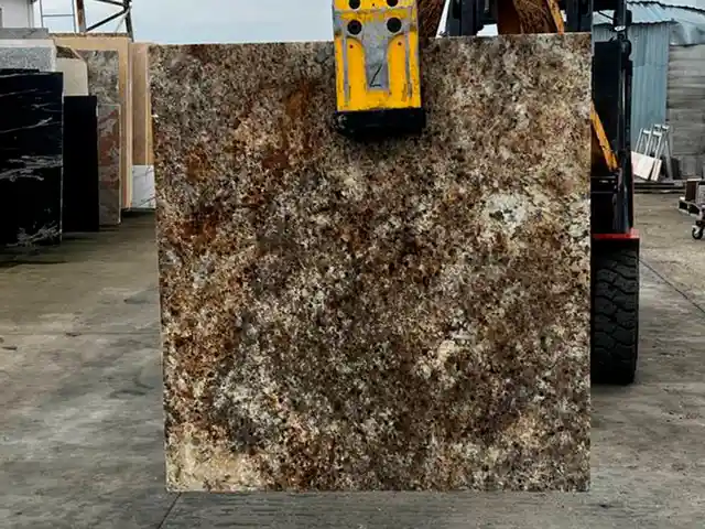 Слэб из гранита IMPERIAL GOLD полированный 1030x1080x30 мм, код 26381