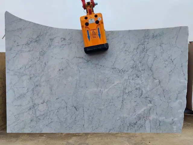 Полоса из мрамора BIANCO CARRARA полированный 1600x950x20 мм, код 26512