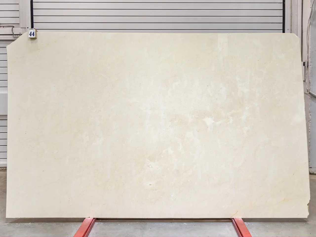 Слэб из мрамора CREMA MARFIL EXTRA полированный 3050x1860x20 мм, код 25739