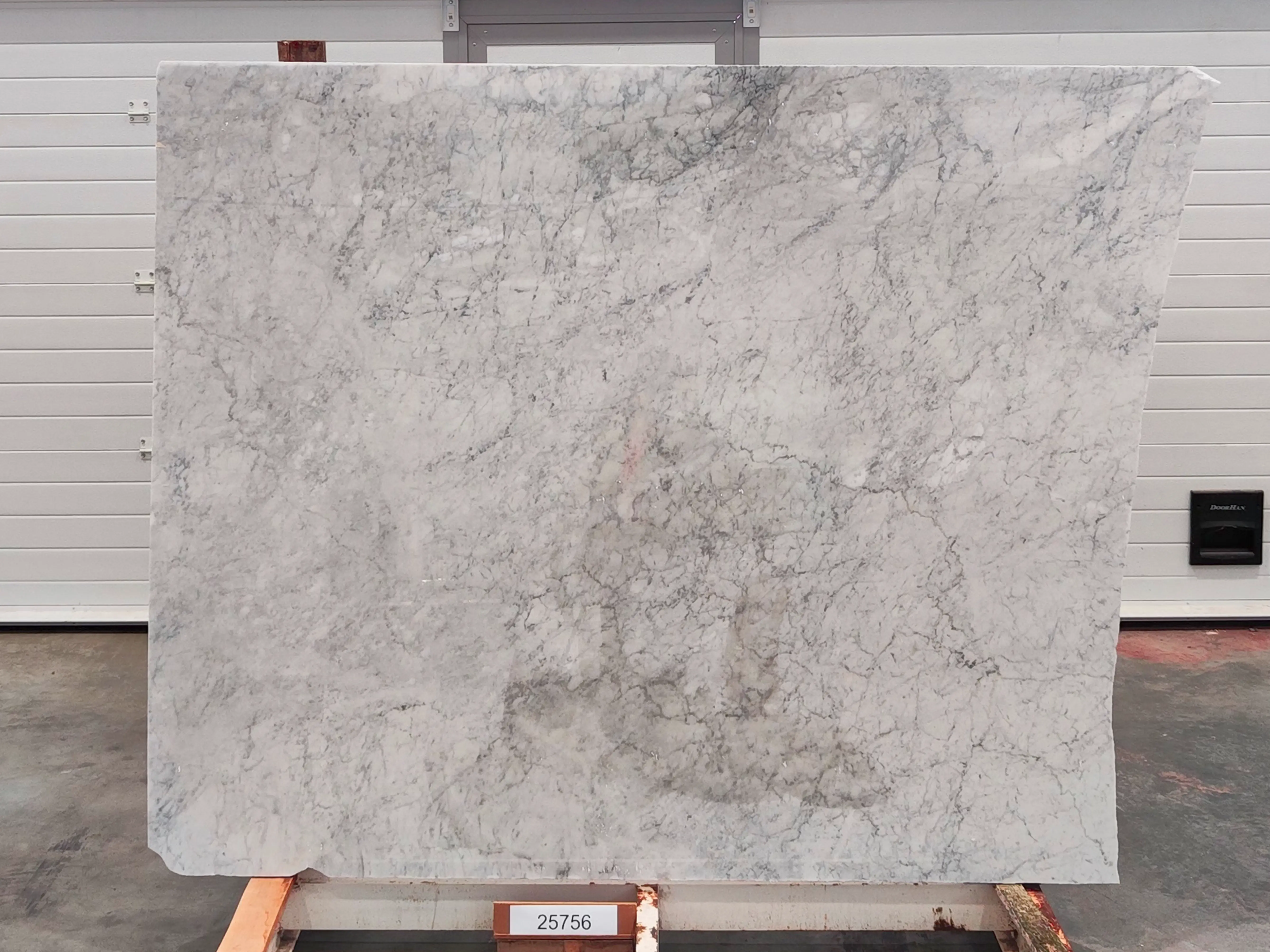 Слэб из мрамора BIANCO CARRARA полированный 1930x1600x20 мм, код 25756
