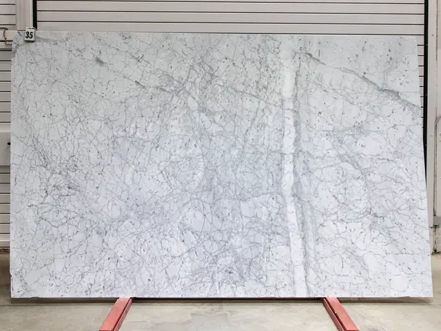 Слэб из мрамора BIANCO CARRARA С полированный 3020x1900x20 мм, код 28745