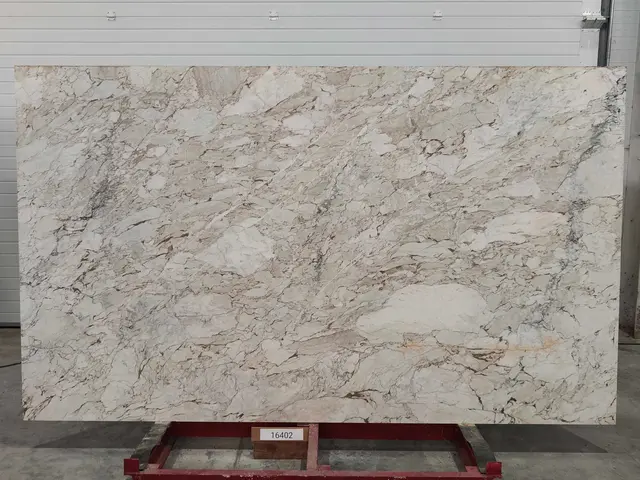 Слэб из мрамора CALACATTA CREMO полированный 2900x1750x20 мм, код 16402