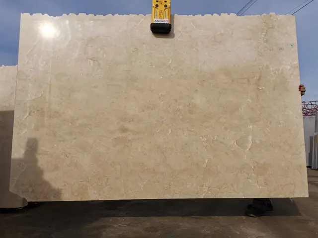 Слэб из мрамора CREMA MARFIL EXTRA полированный 1650x1600x30 мм, код 13582