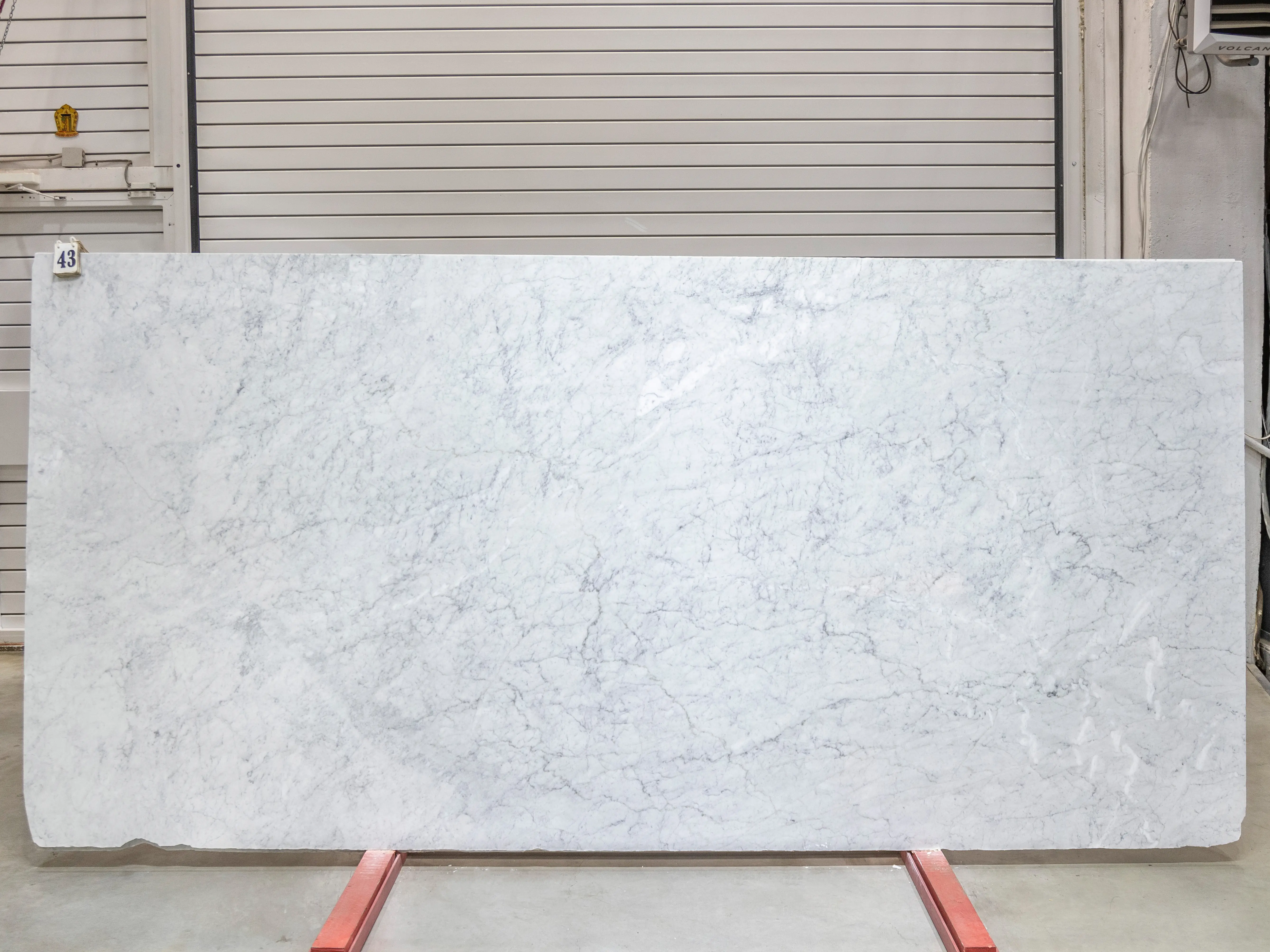 Слэб из мрамора BIANCO CARRARA полированный 3350x1600x20 мм, код 25747