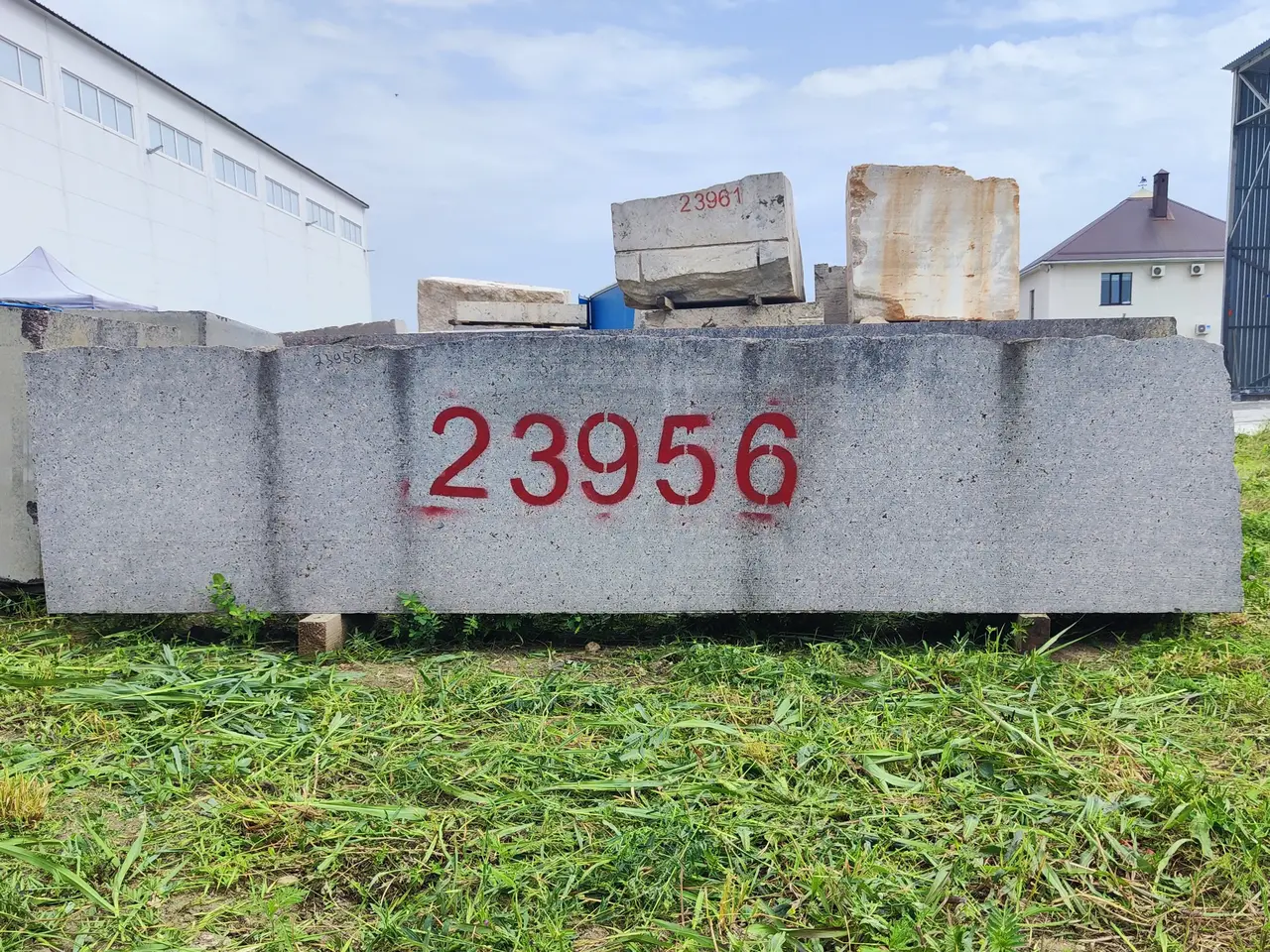 Гранит Блок из гранита МЕЖИРИЧСКИЙ 2400x270x530 мм, код 23956