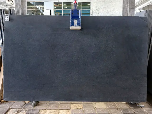 Слэб из гранита SESAM BLACK полированный 3150x1850x20 мм, код 28918