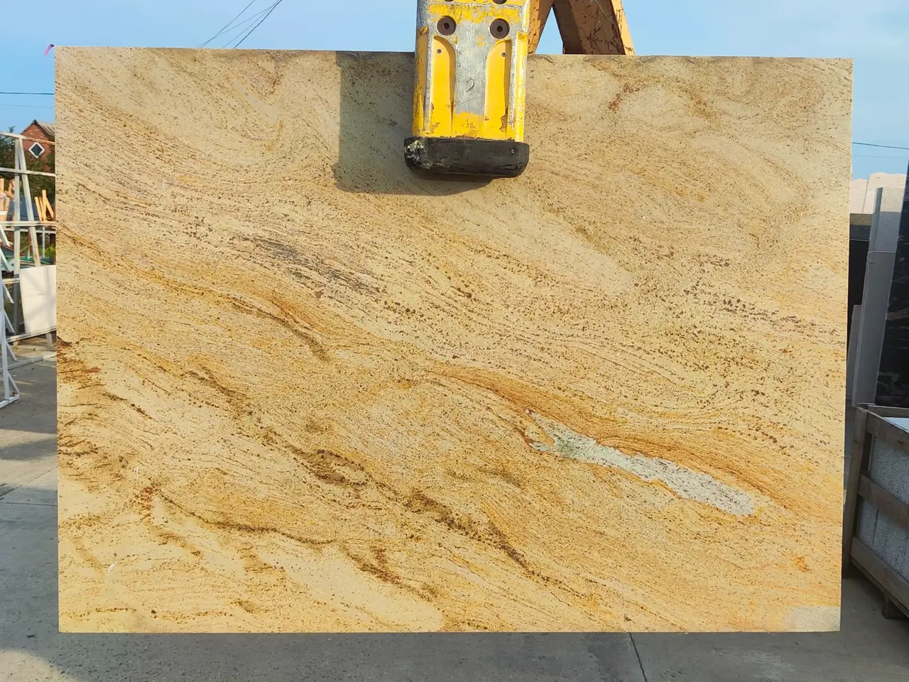 Слэб из гранита RIVER GOLD полированный 1400x1300x30 мм, код 24242