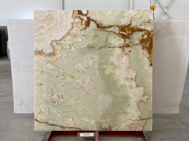 Слэб из оникса VERDE полированный 1840x1900x20 мм, код 21031