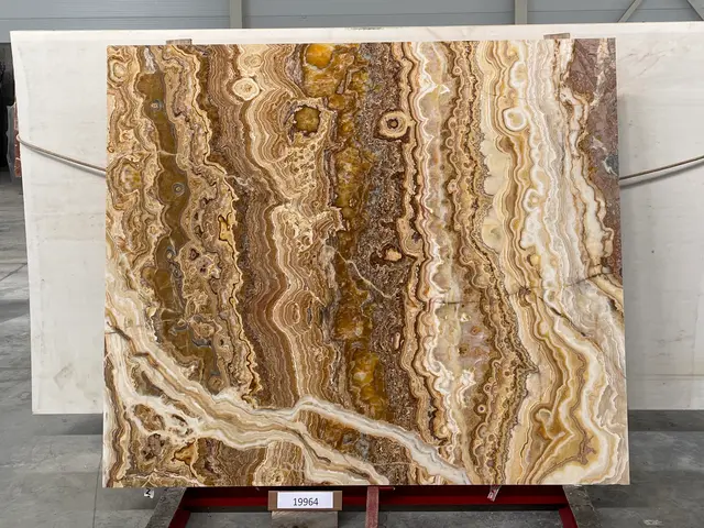 Слэб из оникса ONICE ROMANTIC BROWN полированный 2000x1700x20 мм, код 19964