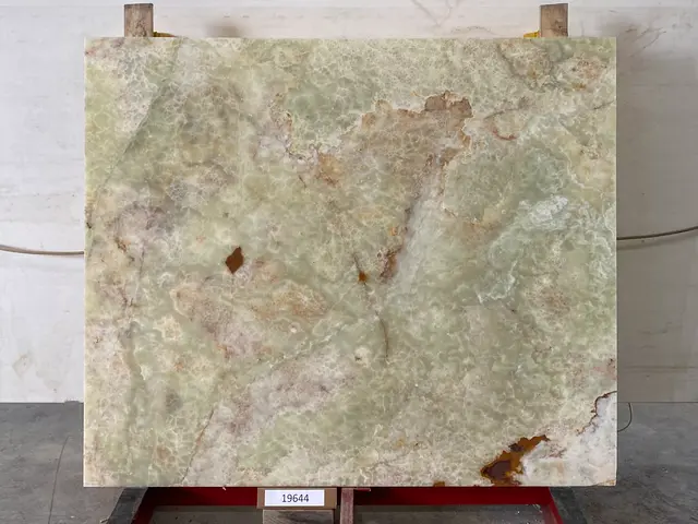 Слэб из оникса VERDE полированный 1900x1600x20 мм, код 19644