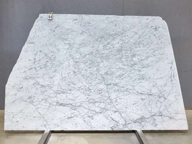 Слэб из мрамора BIANCO CARRARA С полированный 2360x1840x20 мм, код 28696
