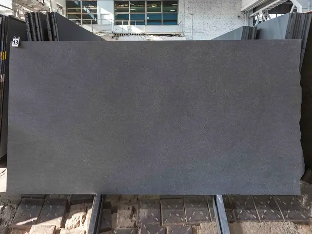 Слэб из гранита SESAM BLACK термообработанный 2800x1750x30 мм, код 28168