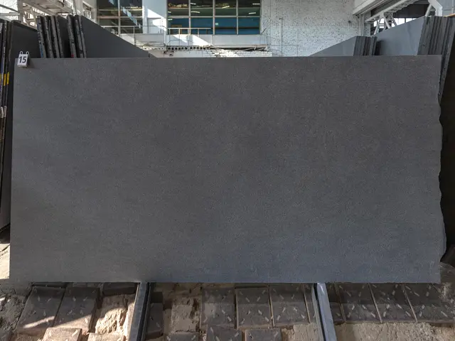 Слэб из гранита SESAM BLACK термообработанный 2800x1800x30 мм, код 28162