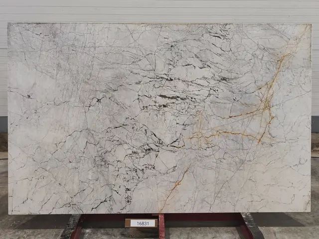 Слэб из мрамора STATUARIO полированный 2700x1700x20 мм, код 16831
