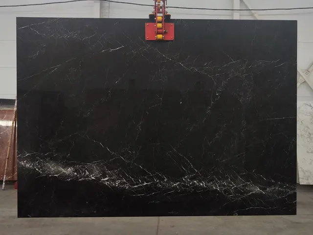 Слэб из мрамора NERO MARQUINA 2400x1750x20 мм, код 24406