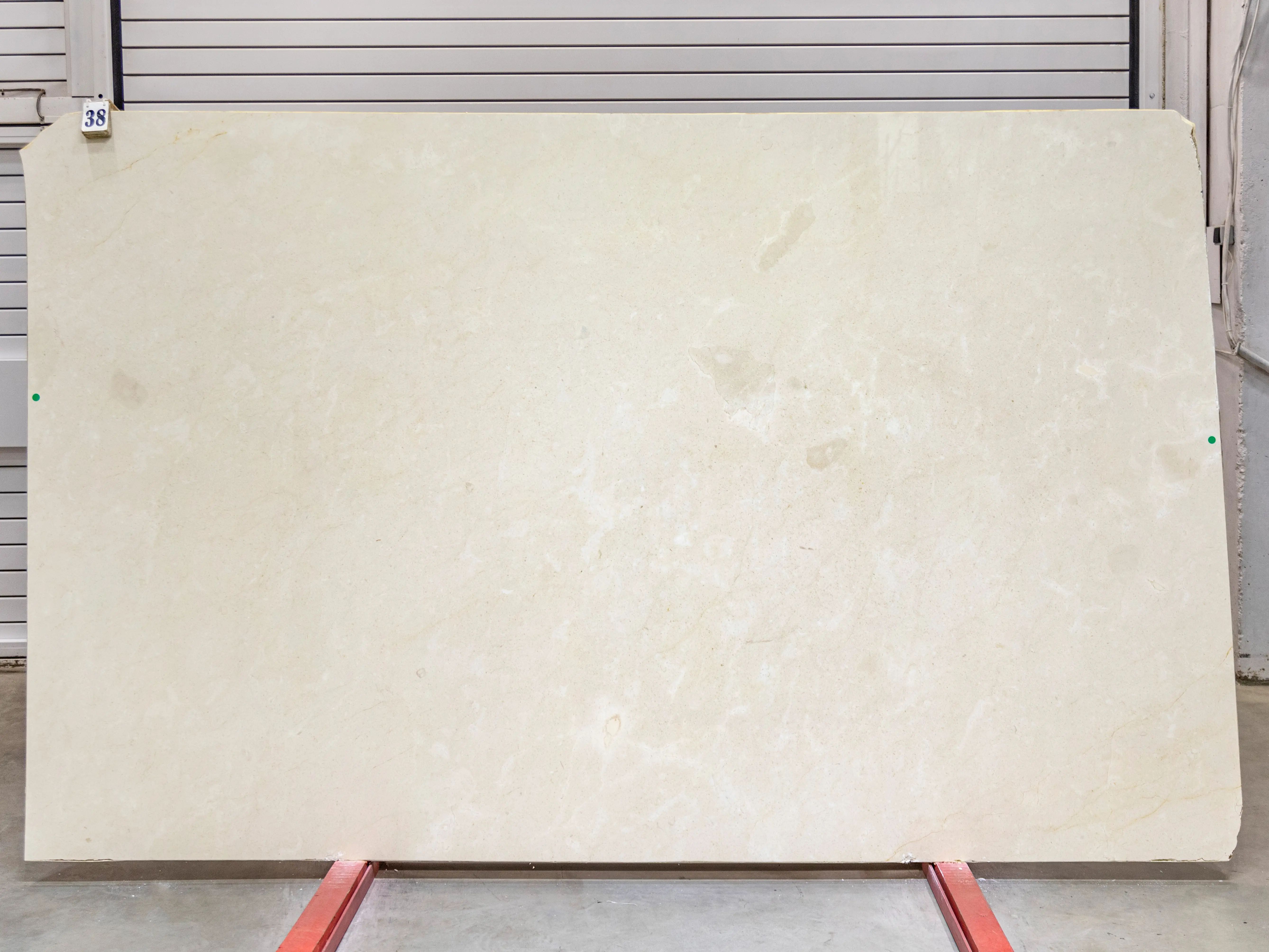 Слэб из мрамора CREMA MARFIL EXTRA полированный 3050x1860x20 мм, код 25745