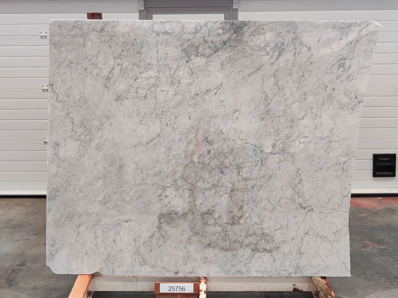 Слэб из мрамора BIANCO CARRARA полированный 1930x1600x20 мм, код 25756
