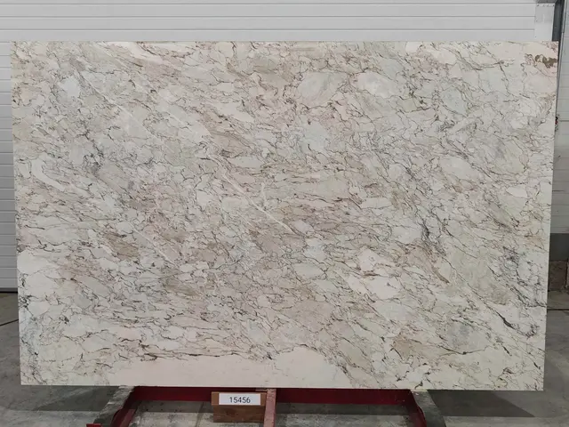 Слэб из мрамора CALACATTA CREMO полированный 2700x1750x20 мм, код 15456