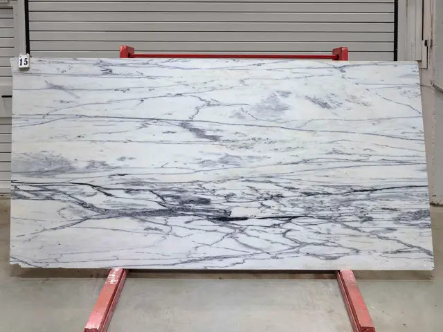 Слэб из мрамора CALACATTA OPTIMA полированный 2650x1300x20 мм, код 28133