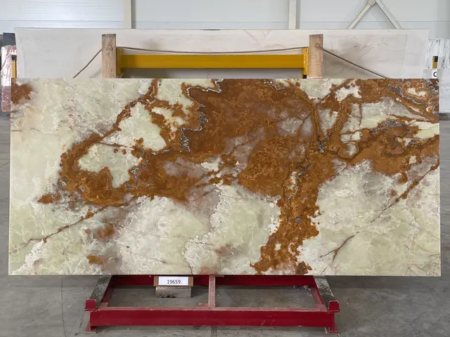 Слэб из оникса VERDE полированный 3050x1400x20 мм, код 19659