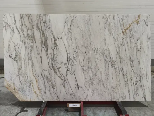 Слэб из мрамора STATUARIO полированный 2800x1770x20 мм, код 16379