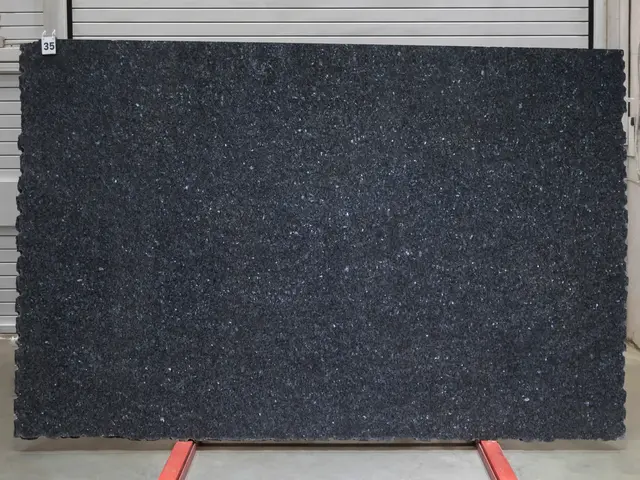 Слэб из лабрадорита BLUE PEARL полированный 2930x1910x20 мм, код 28474