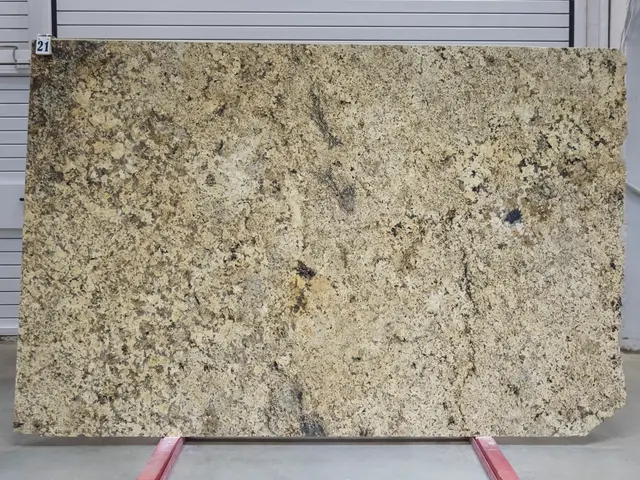 Слэб из гранита NAMIBIAN GOLD полированный 2890x1880x20 мм, код 25695