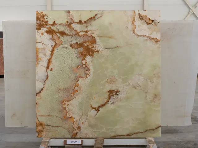 Слэб из оникса VERDE полированный 1840x1900x20 мм, код 19525