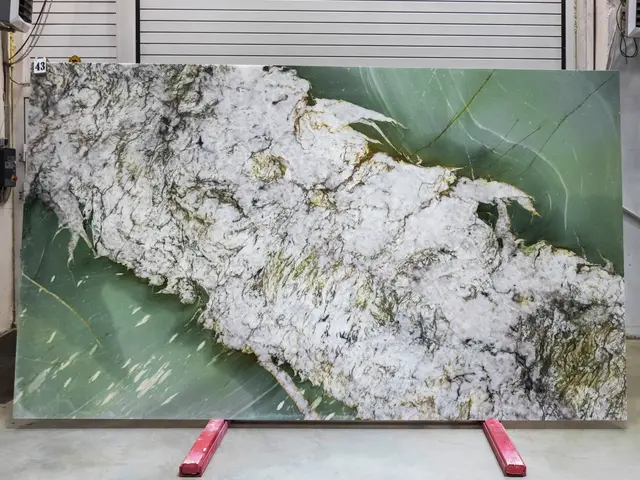 Слэб из кварцита RIO GRANDE полированный 3350x2000x20 мм, код 28452