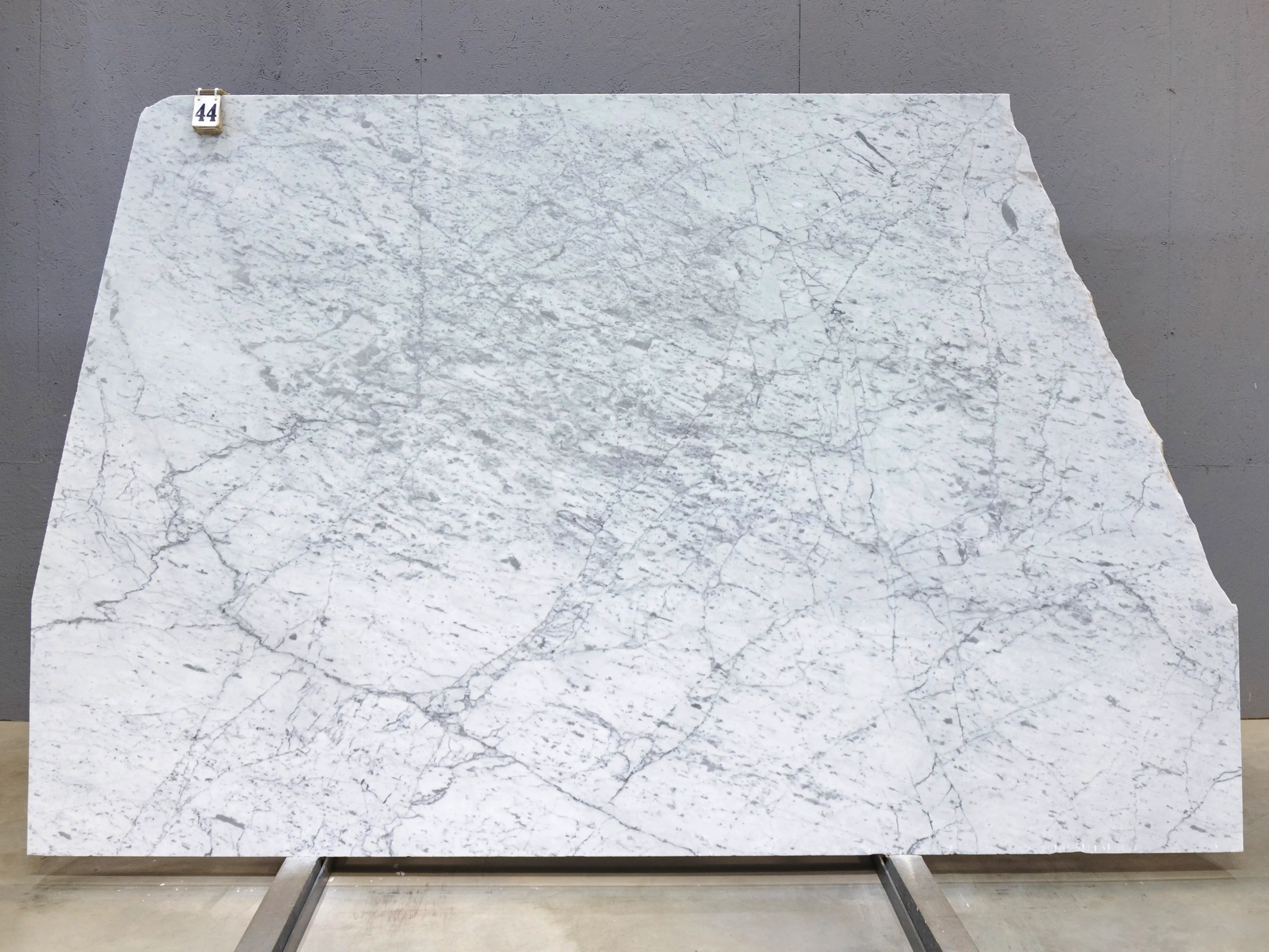 Слэб из мрамора BIANCO CARRARA С полированный 2450x1850x20 мм, код 28689