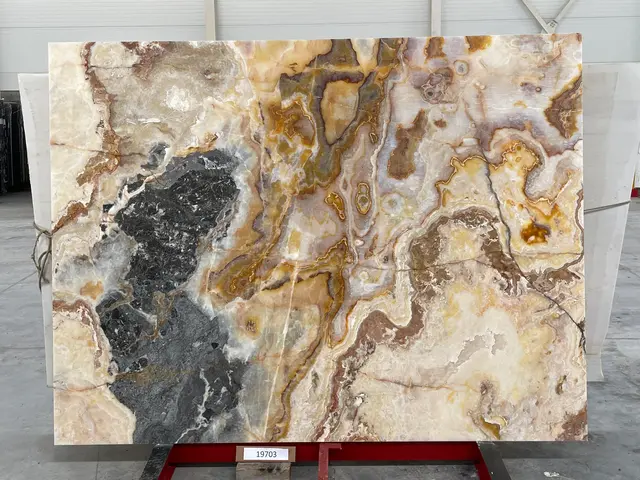 Слэб из оникса MIELE полированный 2500x1900x20 мм, код 19703