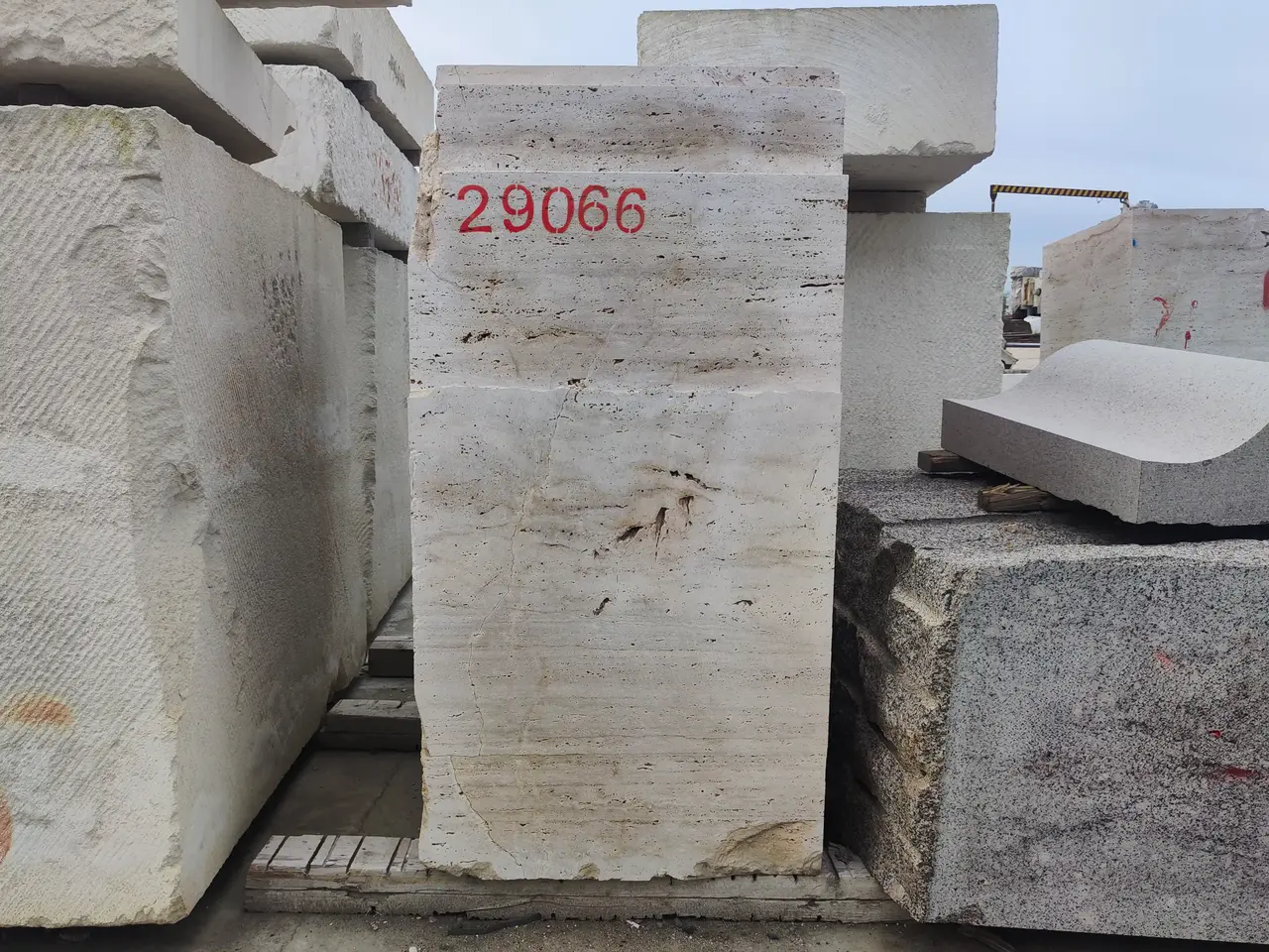 Травертин Блок из травертина CLASSIC LIGHT 1119x790x1500 мм, код 29066