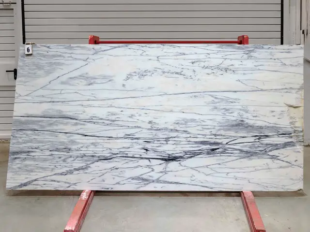 Слэб из мрамора CALACATTA OPTIMA полированный 2650x1300x20 мм, код 28124